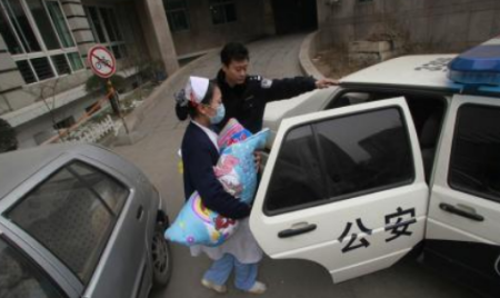 女婴被遗弃下水道 印度每年失踪人口数量