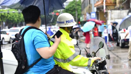 河南老师忘带监考证 老师忘带监考证求助交警